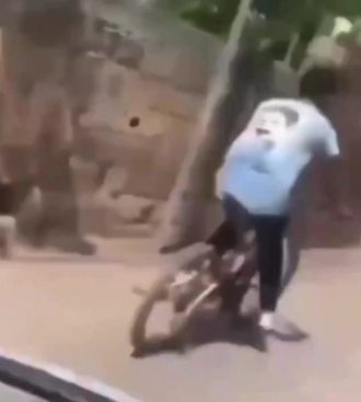 Yolda Bisiklet Süren Çocuğa Çarpan Adam